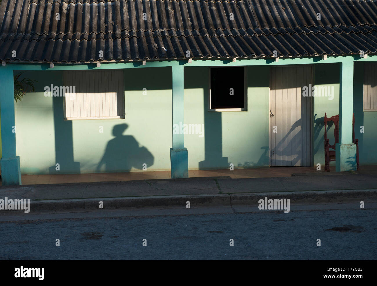 L'aube des ombres sur une maison locale dans la région de Vinales Cuba, où les gens vont à l'école, et le shopping, et la mise en place songbird. Banque D'Images
