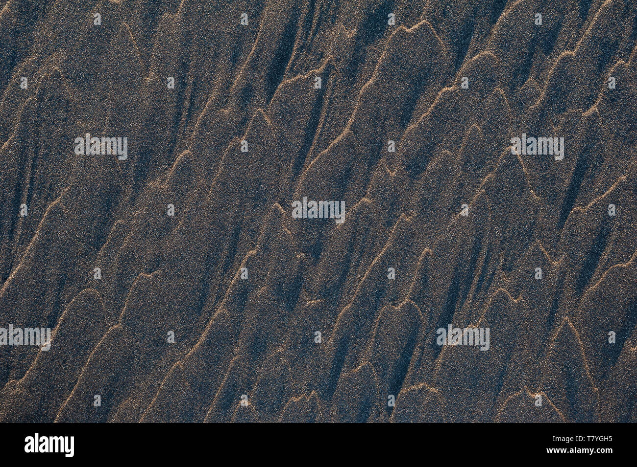 Vagues de sable volcanique noir abstract background texture avec copyspace. Plages de sable noir de l'Islande. Banque D'Images