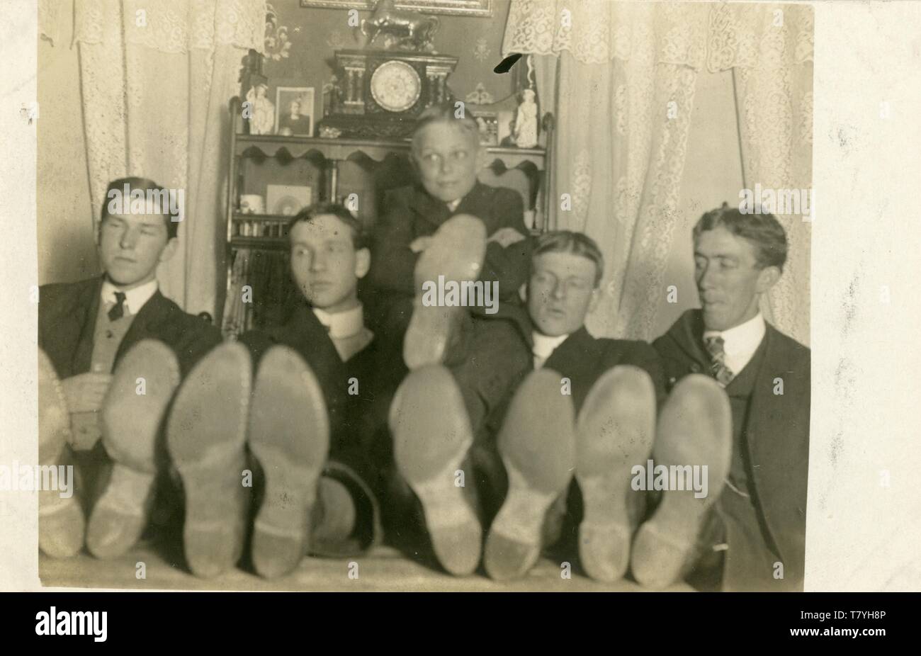 Les hommes dans l'humour, photo posée ca. 1900 (l'une des deux photos.) CPPR Banque D'Images
