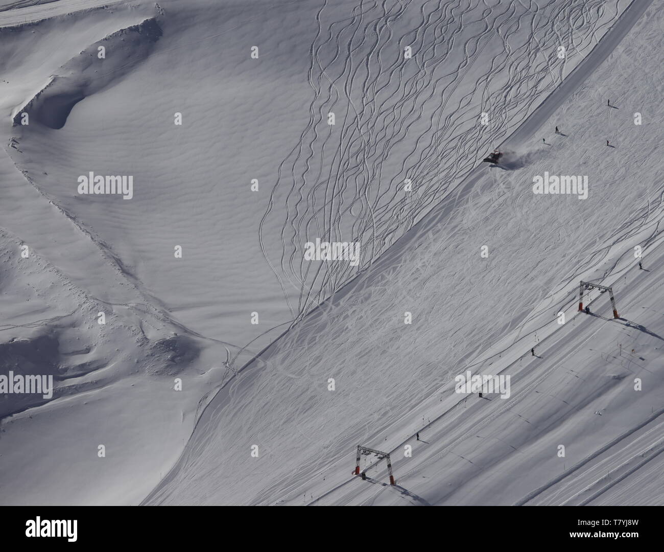 Neben der Sesselbahn haben die ersten ski-Fahrer deutsche Spuren in den frischen Schnee gefahren. Banque D'Images