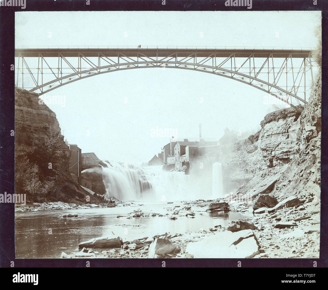 Pont sur une rivière, cascade, moulins, ca. 1890. MP AP. Banque D'Images