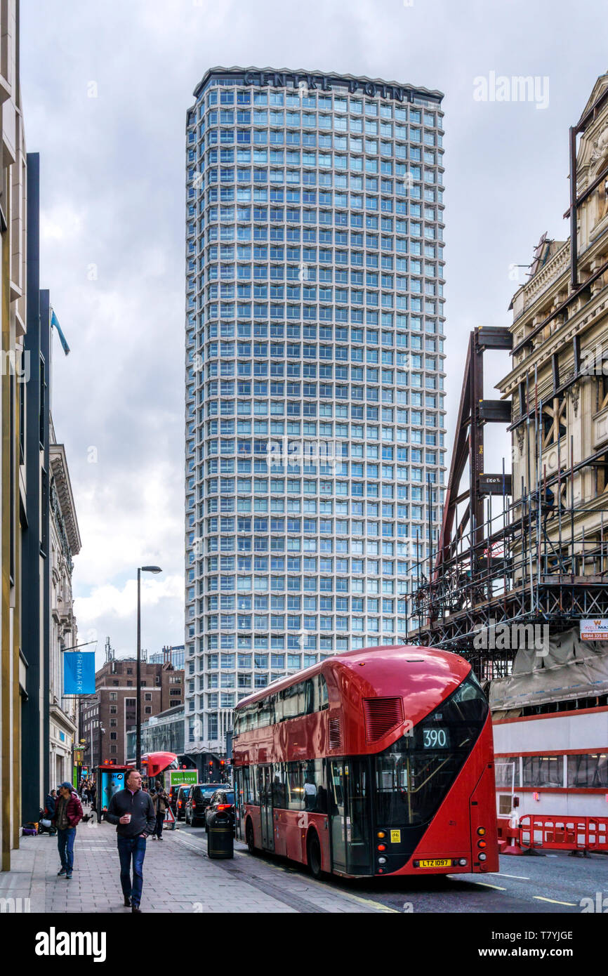 La tour de 33 étages Centre Point vu le long d'Oxford St. conçu en tant que bureaux par Seifert & Partners et achevée en 1966, elle est maintenant transformée en appartements Banque D'Images