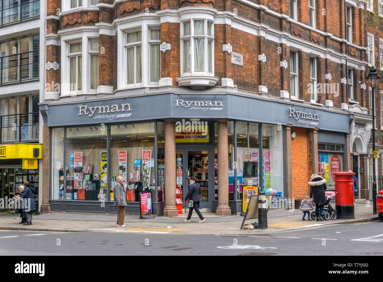 Une succursale de fournitures de Ryman, Great Ormond Street à Londres. Banque D'Images
