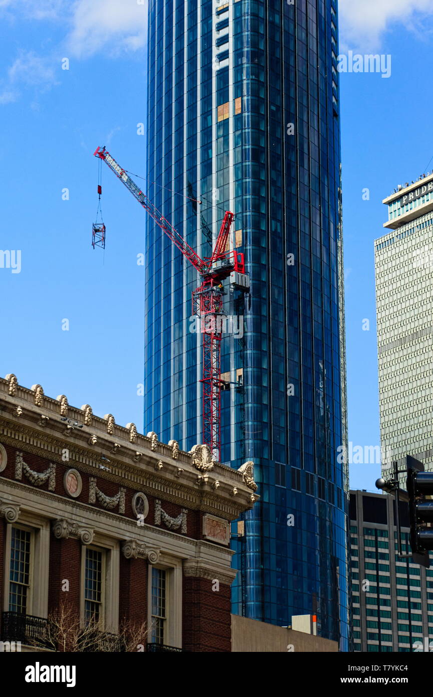 La grue a tour à tour l'un condo Dalton à Boston démontage elle-même. Banque D'Images