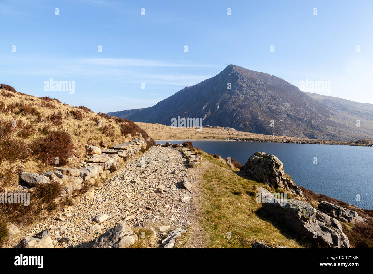 En regardant vers le sommet de Pen An Wen Ole de côté de Llyn Idwal, Parc National de Snowdonia Banque D'Images