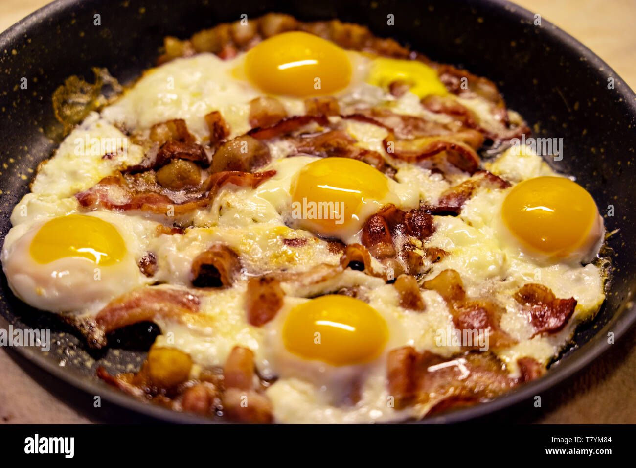 La taille énorme du bacon et des œufs comme petit-déjeuner anglais dans une casserole Banque D'Images