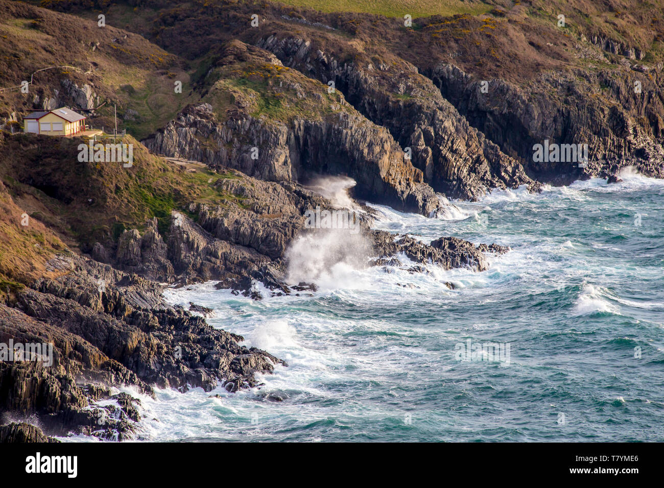 Vagues se briser à terre pendant une tempête en beach-Head près de Douglas, île de Man Banque D'Images