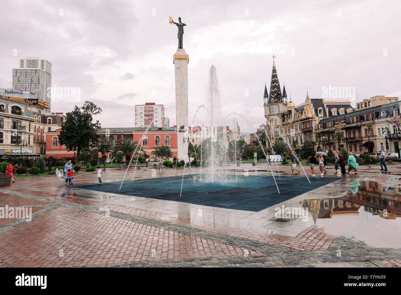 BATUMI, GÉORGIE - 10 septembre 2018 : Statue de Medea en Europe Plaza dans le centre-ville de Batumi dans la journée Banque D'Images
