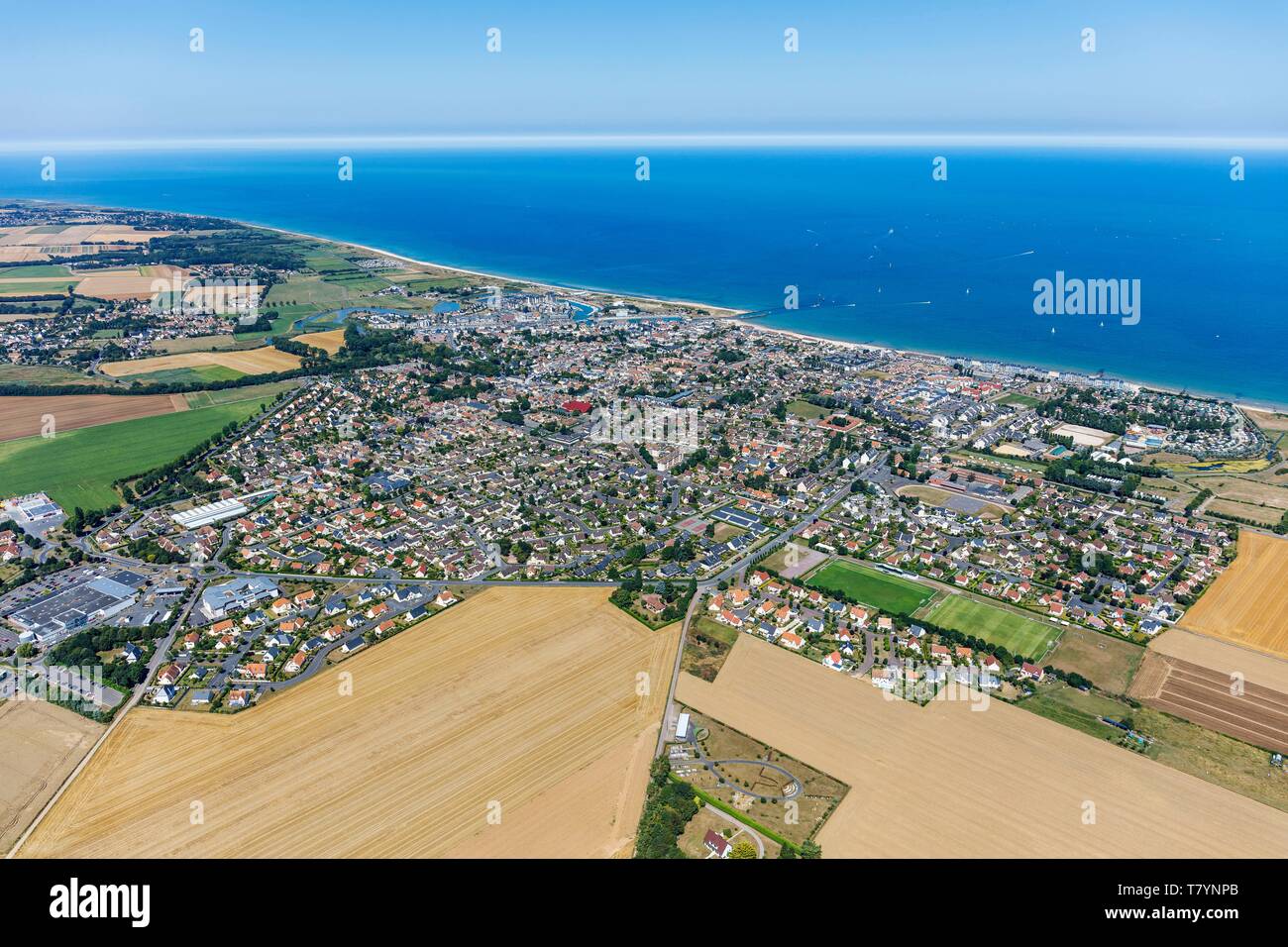 France, Calvados, Courseulles sur Mer, la ville et la plage Juno le 6 juin 1944, plage du débarquement (vue aérienne) Banque D'Images