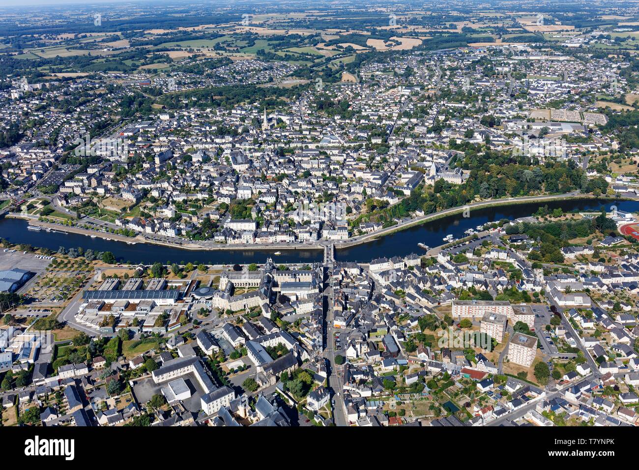 France, Mayenne, Chateau Gontier, la ville sur la Mayenne (vue aérienne) Banque D'Images