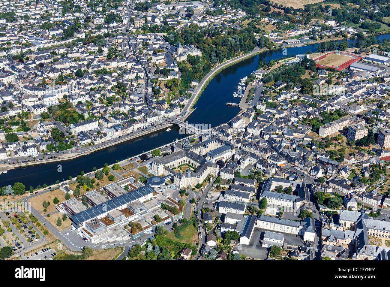 France, Mayenne, Chateau Gontier, la ville sur la Mayenne (vue aérienne) Banque D'Images