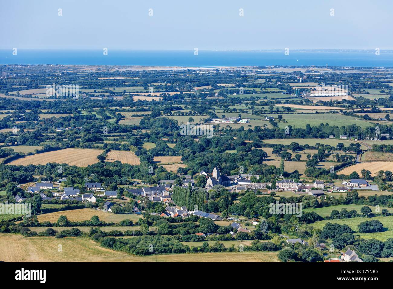France, Manche, Besneville, le village et la campagne de Normandie jusqu'à la mer (vue aérienne) Banque D'Images