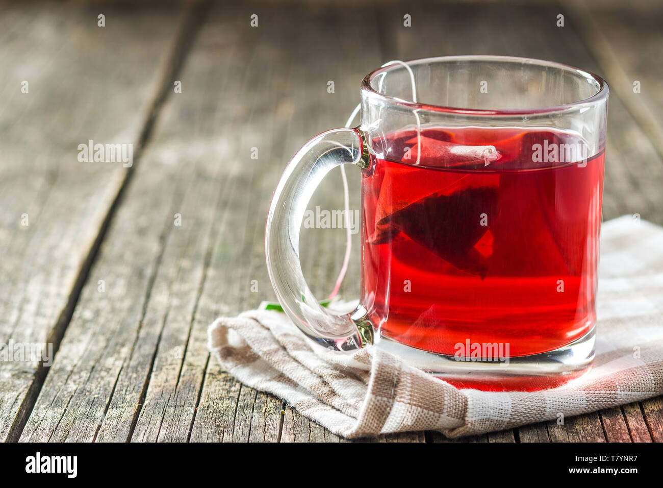Thé rouge de fruits sur la vieille table en bois. Banque D'Images