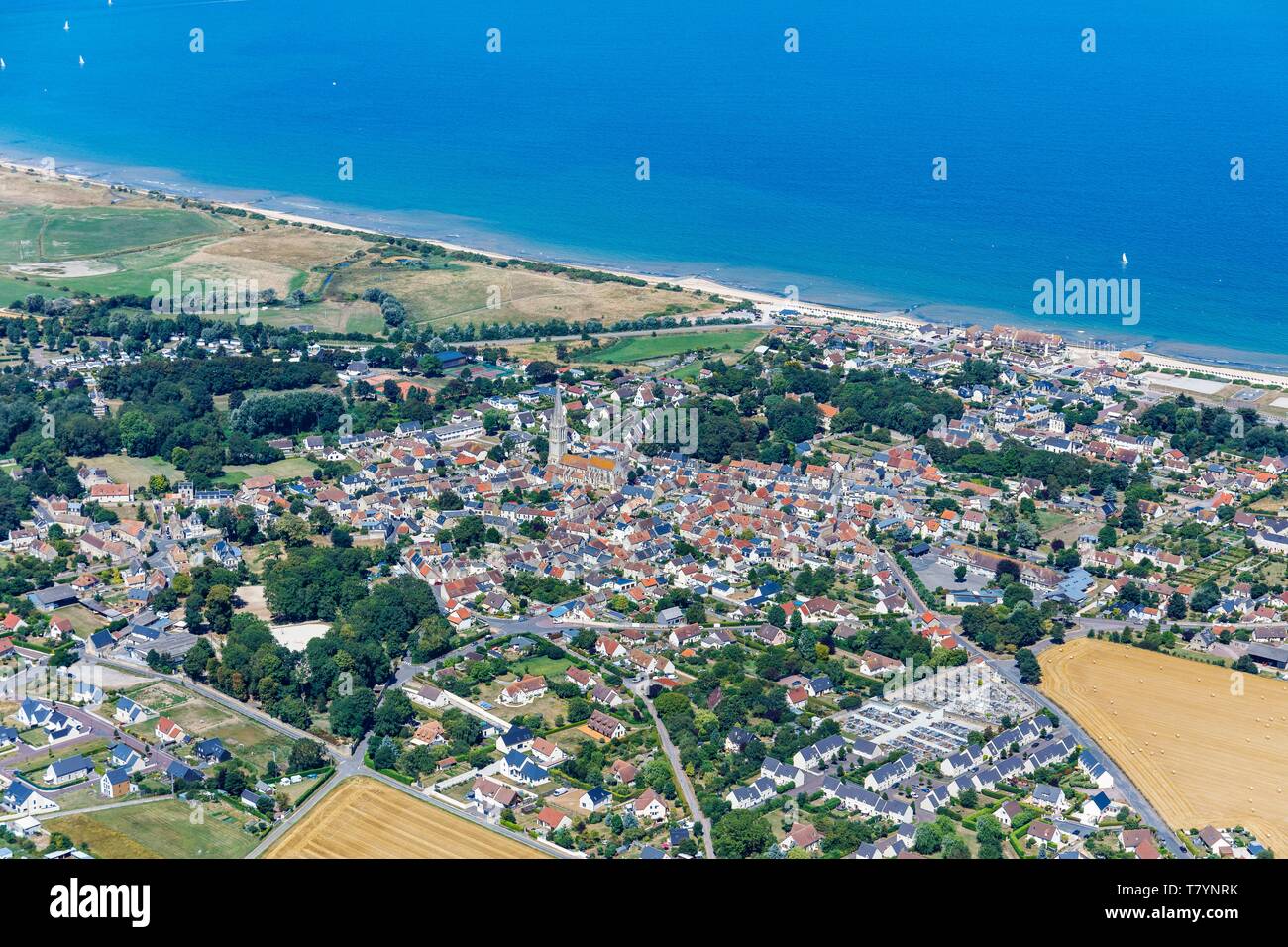 France, Calvados, Bernieres-sur-Mer, la ville et la plage Juno le 6 juin 1944, plage du débarquement (vue aérienne) Banque D'Images