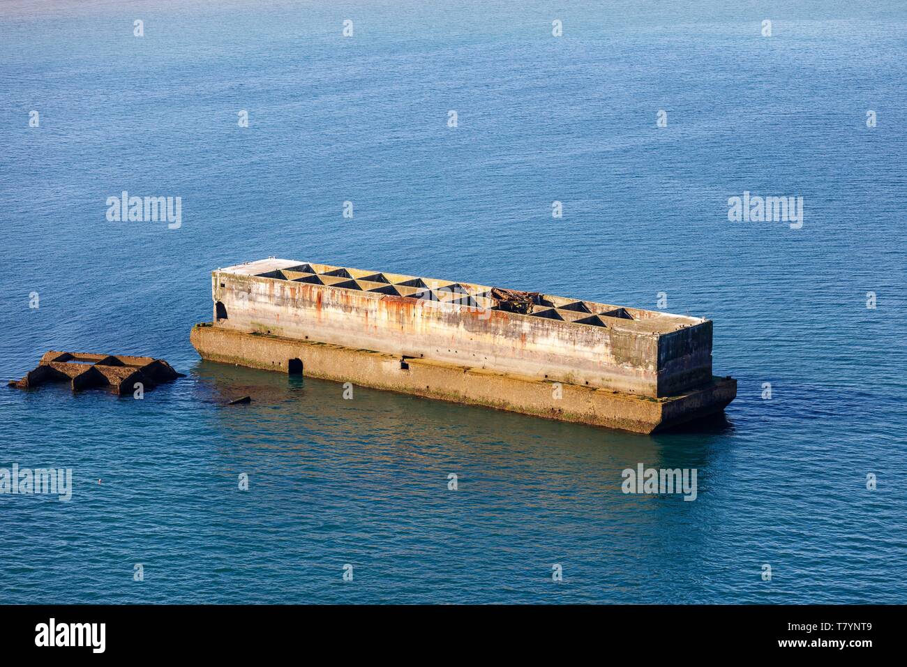 France, Calvados, Arromanches les Bains, Mulberry B reste, Port Winston, brise-lames, Phoenix Gold Beach 6 juin 1944 plage du débarquement (vue aérienne) Banque D'Images