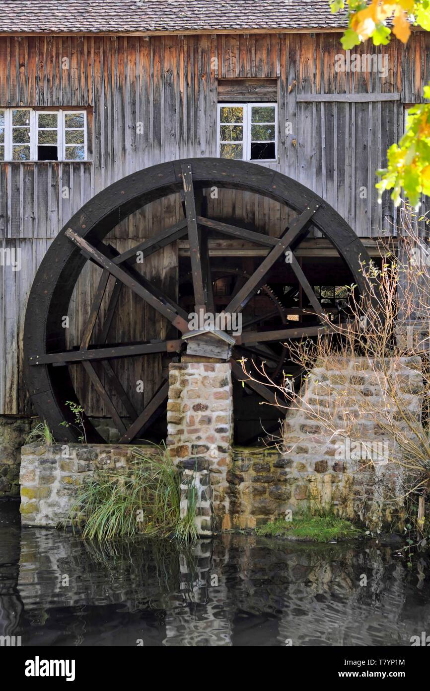 France, Alsace, Ungersheim, écomusée d'Alsace, une scierie, une roue à augets Banque D'Images