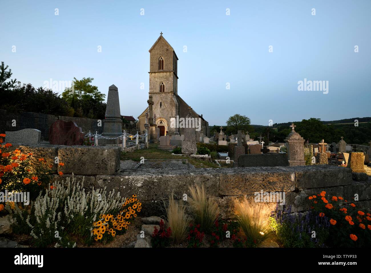 La France, Territoire de Belfort, Saint Dizier l eveque, église Saint Dizier en date du 11e siècle, cimetière, soirée d'illuminations Banque D'Images