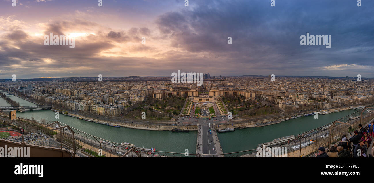 Ultra aérienne large panorama paysage urbain de Paris. Skyline et célèbres de centre-ville d'immeubles de la capitale française. Banque D'Images