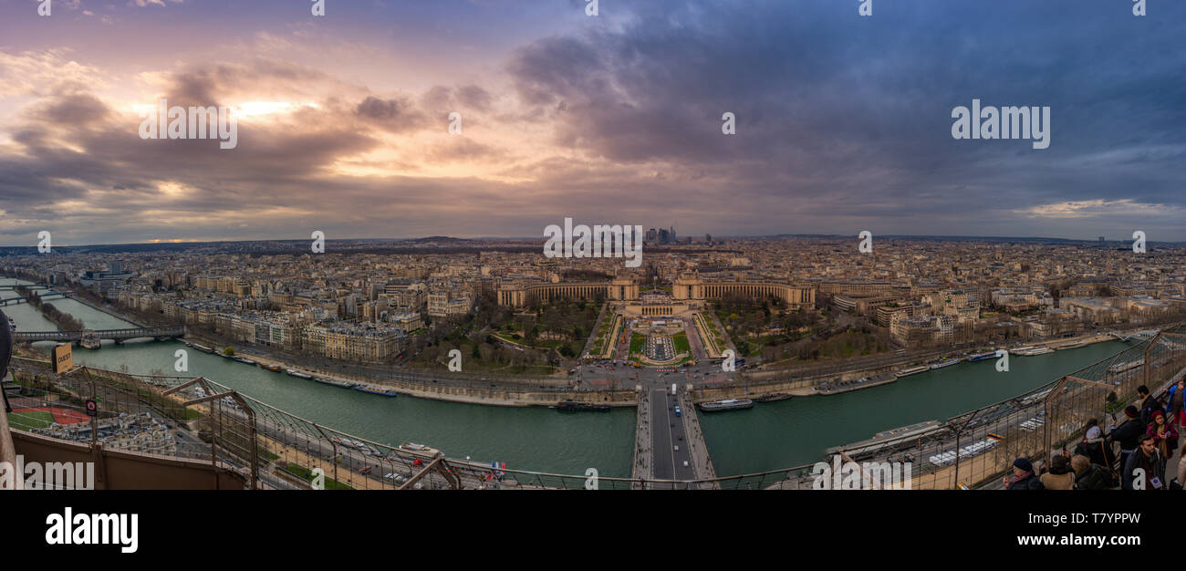 Ultra aérienne large panorama paysage urbain de Paris. Skyline et célèbres de centre-ville d'immeubles de la capitale française. Banque D'Images