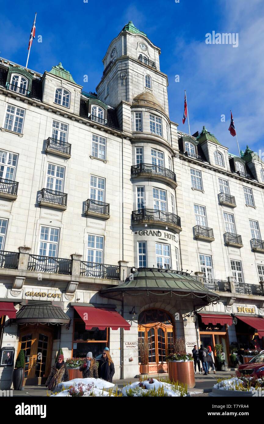 La Norvège, Oslo, la rue Karl Johan à Eidsvoll Square, le Grand Hôtel (1874) suivi par le dramaturge Henrik Ibsen (1828 1906) ainsi que de nombreux artistes de la fin du xixe siècle et le prix Nobel de la paix annuel Banque D'Images