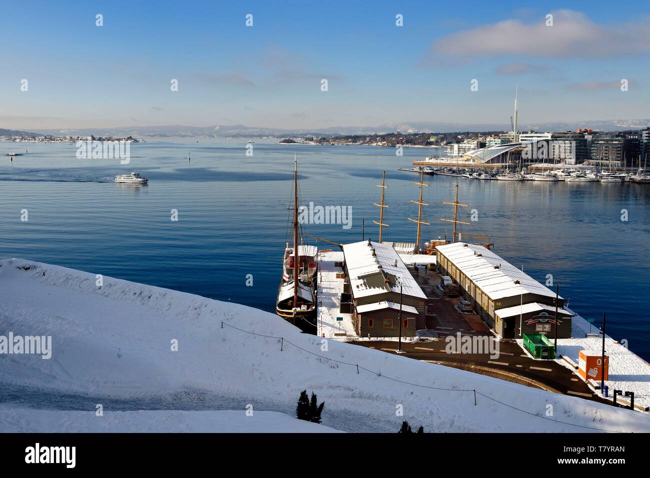 La Norvège, Oslo, le fjord, le port et le quai Pipervika vu de la colline d'Akershus sous la neige, le quartier Aker Brygge dans l'arrière-plan droit Banque D'Images