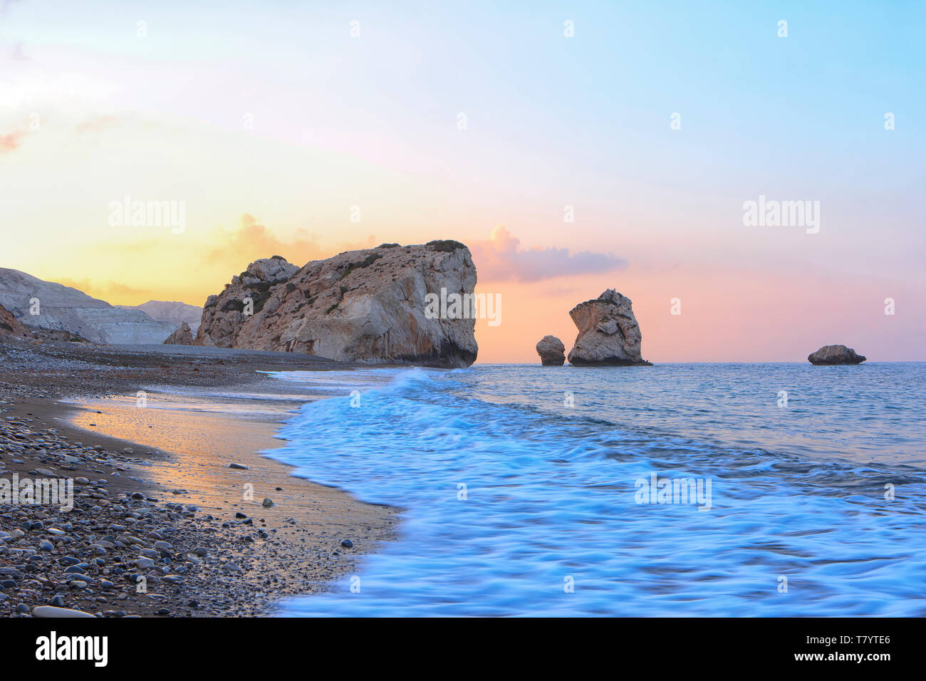 Rocher d'Aphrodite (Petra tou Romiou) au lever du soleil à Chypre Banque D'Images