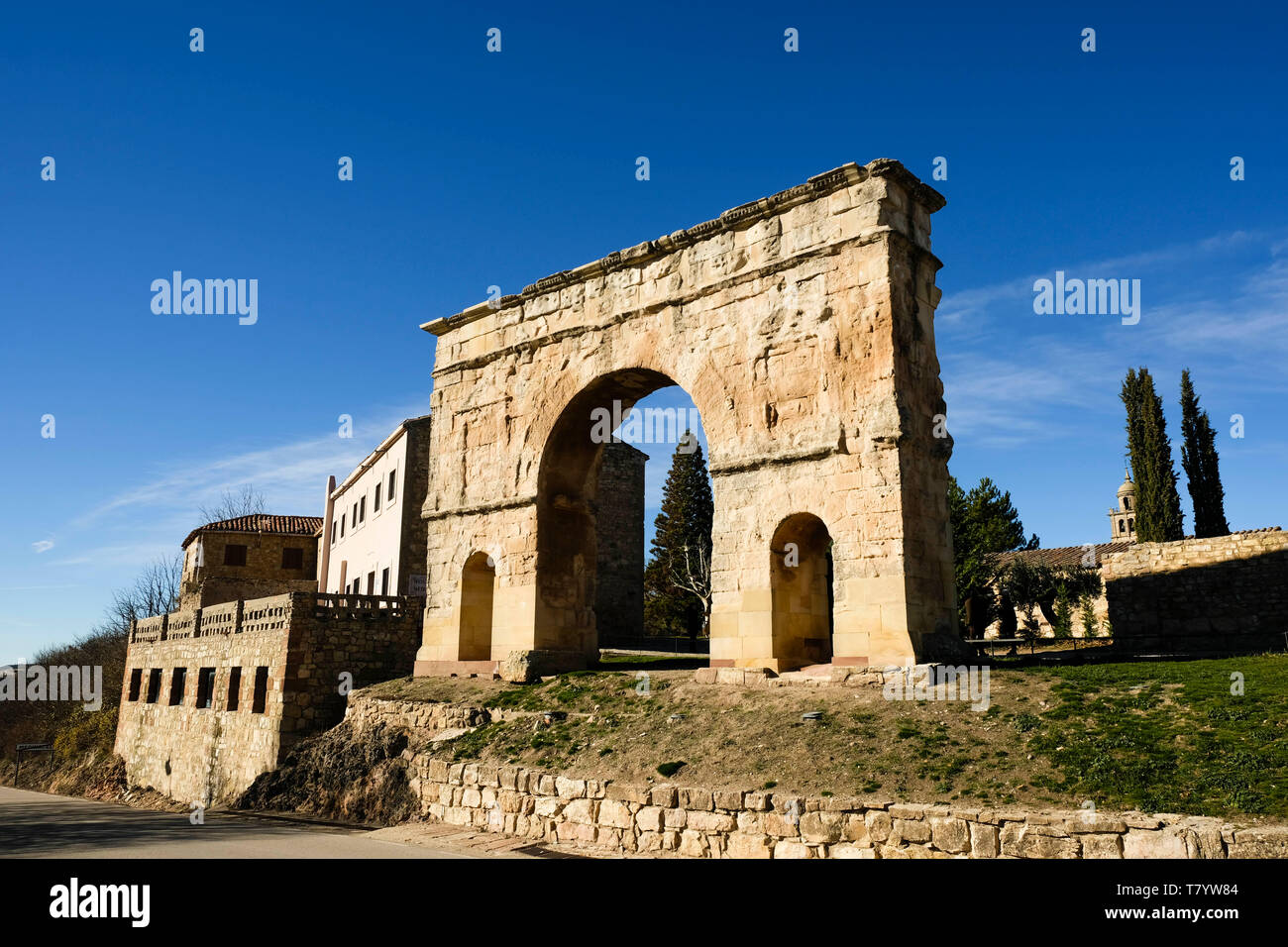 Trois fenêtres cintrées porte romaine, Medinaceli, la province de Soria, Espagne. C'est la seule survivante des trois romain porte voûtée en Espagne. Banque D'Images