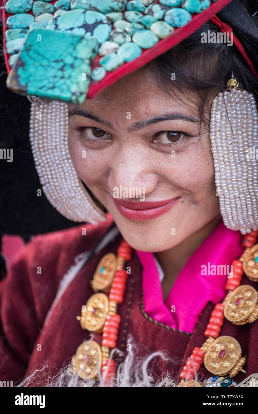 L'Inde, le Jammu-et-Cachemire, Ladakh, Hemis, Naropa festival de 2018, deux cent quatre-vingt-neuf femmes Ladakhie exécuté la danse de Shondol, enregistré dans le Guinness World Records comme le plus grand de la danse, les femmes portant des ladakhis, perak coiffure traditionnelle ornée de turquoises Banque D'Images