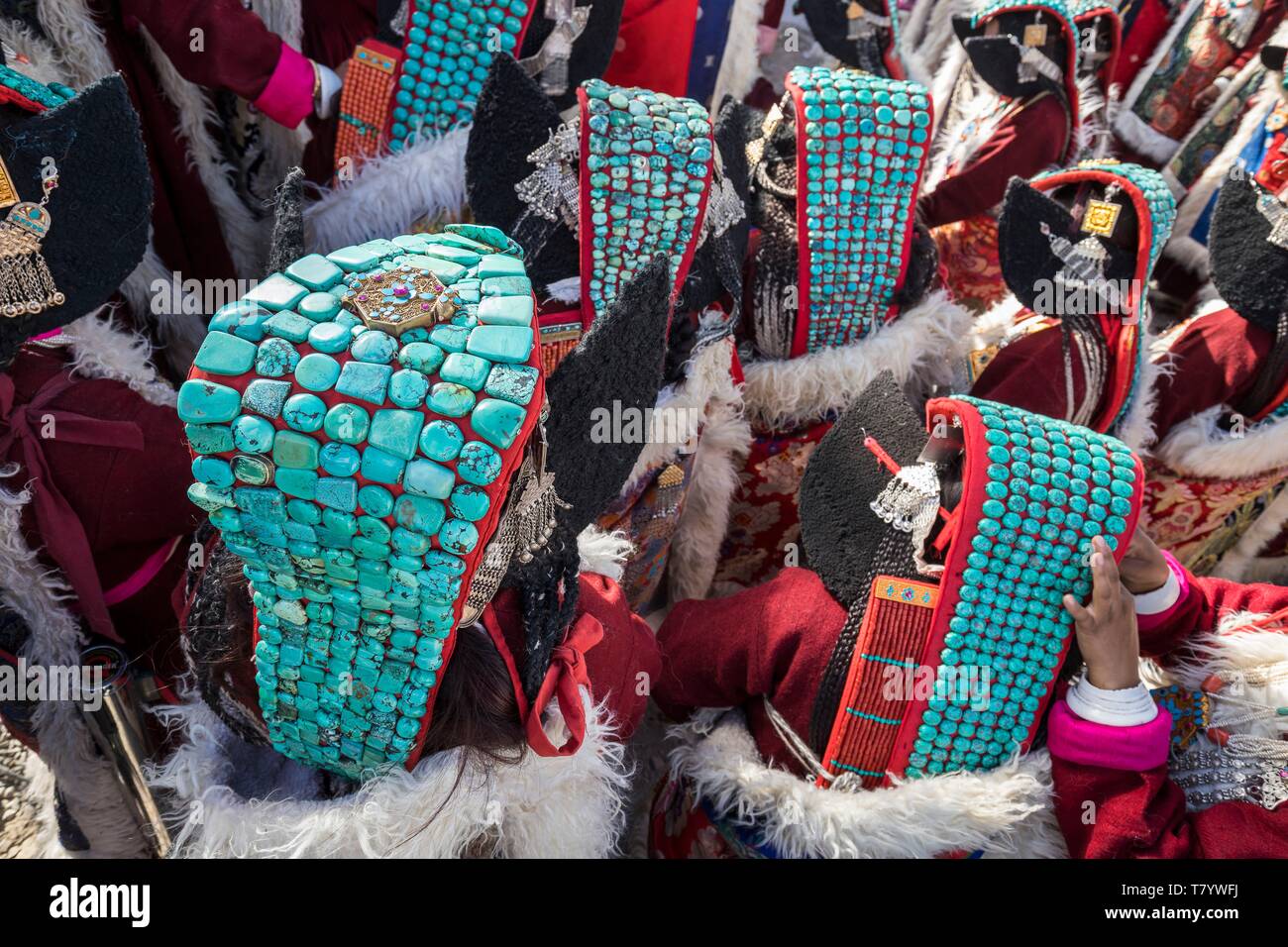 L'Inde, le Jammu-et-Cachemire, Ladakh, Hemis, Naropa festival de 2018, deux cent quatre-vingt-neuf femmes Ladakhie exécuté la danse de Shondol, enregistré dans le Guinness World Records comme le plus grand de la danse, les femmes portant des ladakhis, perak coiffure traditionnelle ornée de turquoises Banque D'Images