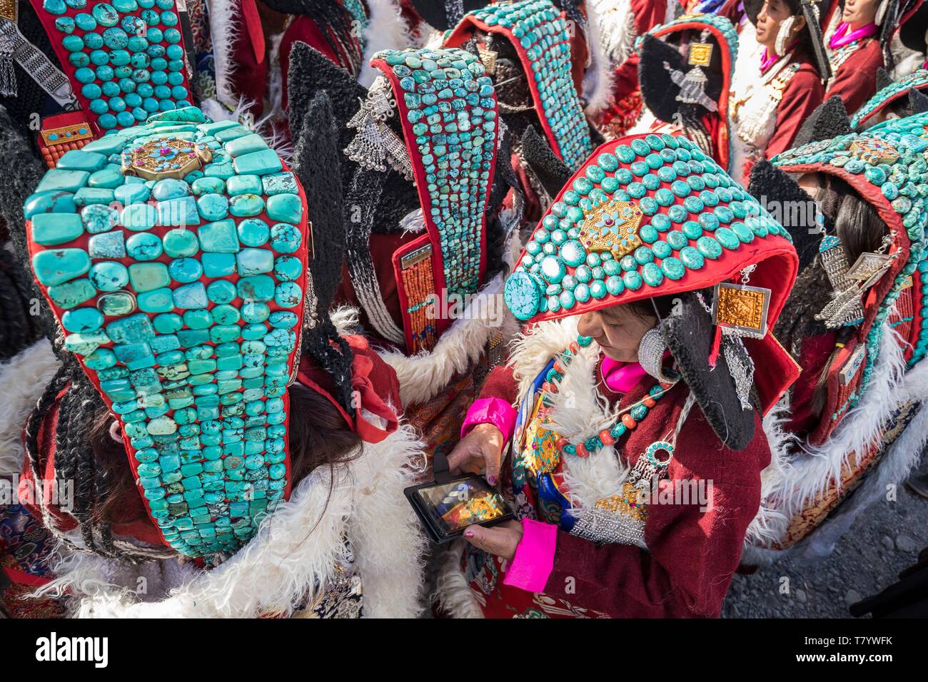 L'Inde, le Jammu-et-Cachemire, Ladakh, Hemis, Naropa festival de 2018, deux cent quatre-vingt-neuf femmes Ladakhie exécuté la danse de Shondol, enregistré dans le Guinness World Records comme le plus grand de la danse, les femmes portant des ladakhis, perak coiffure traditionnelle ornée de turquoise, consulter son téléphone mobile Banque D'Images