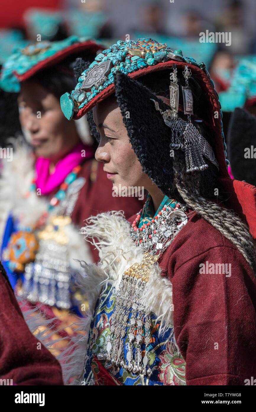 L'Inde, le Jammu-et-Cachemire, Ladakh, Hemis, Naropa festival de 2018, deux cent quatre-vingt-neuf femmes Ladakhie exécuté la danse de Shondol, enregistré dans le Guinness World Records comme le plus grand de la danse, les femmes portant des ladakhis, perak coiffure traditionnelle ornée de turquoises Banque D'Images