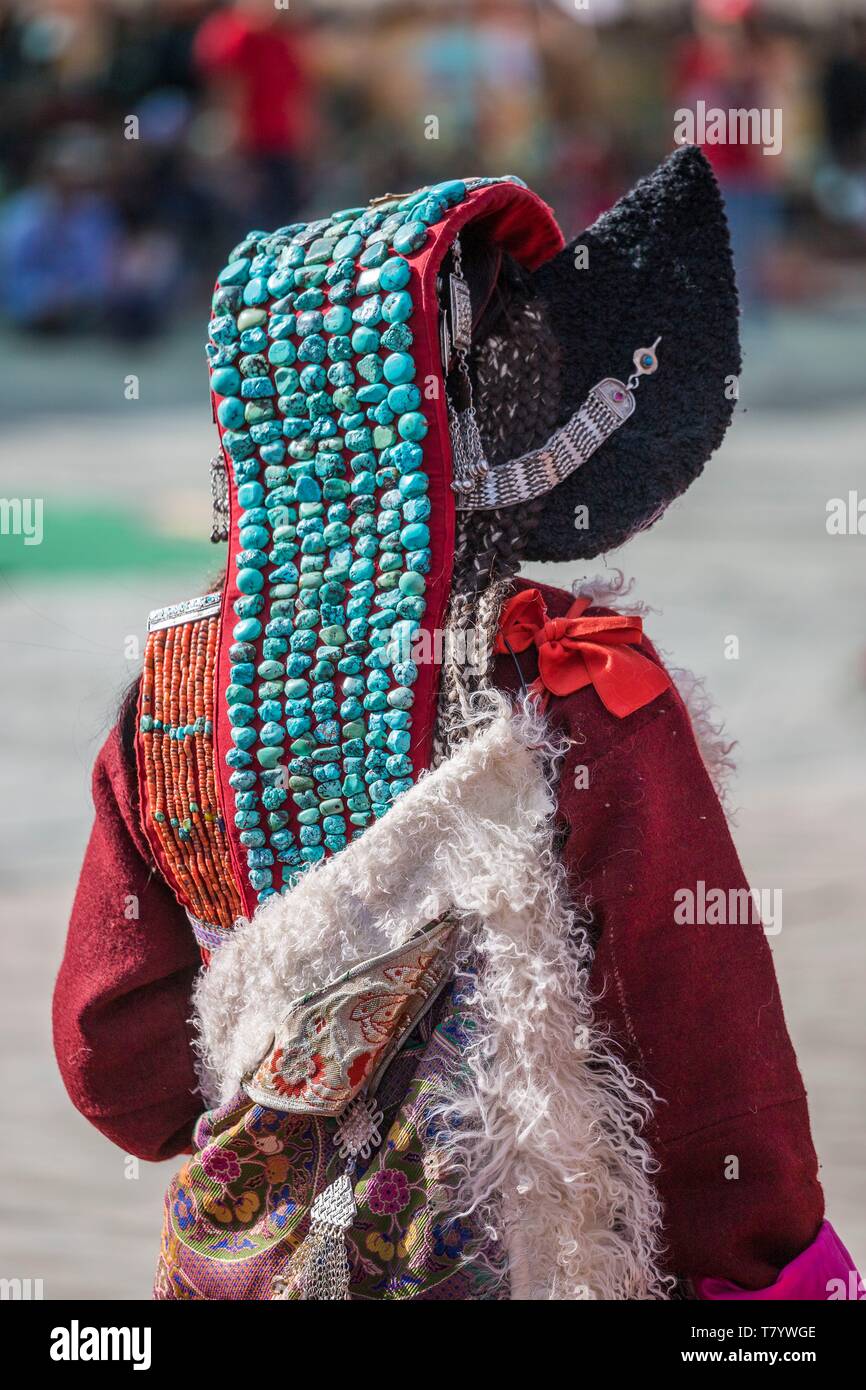 L'Inde, le Jammu-et-Cachemire, Ladakh, Hemis, Naropa festival de 2018, deux cent quatre-vingt-neuf femmes Ladakhie exécuté la danse de Shondol, enregistré dans le Guinness World Records comme le plus grand de la danse, les femmes portant des ladakhis, perak coiffure traditionnelle ornée de turquoises Banque D'Images