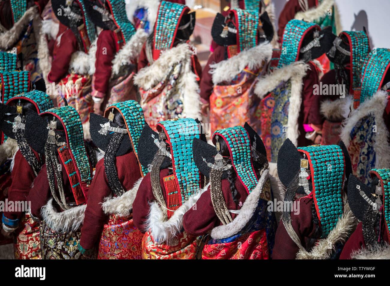 L'Inde, le Jammu-et-Cachemire, Ladakh, Hemis, Naropa festival de 2018, deux cent quatre-vingt-neuf femmes Ladakhie exécuté la danse de Shondol, enregistré dans le Guinness World Records comme le plus grand de la danse, les femmes portant des ladakhis, perak coiffure traditionnelle ornée de turquoises Banque D'Images
