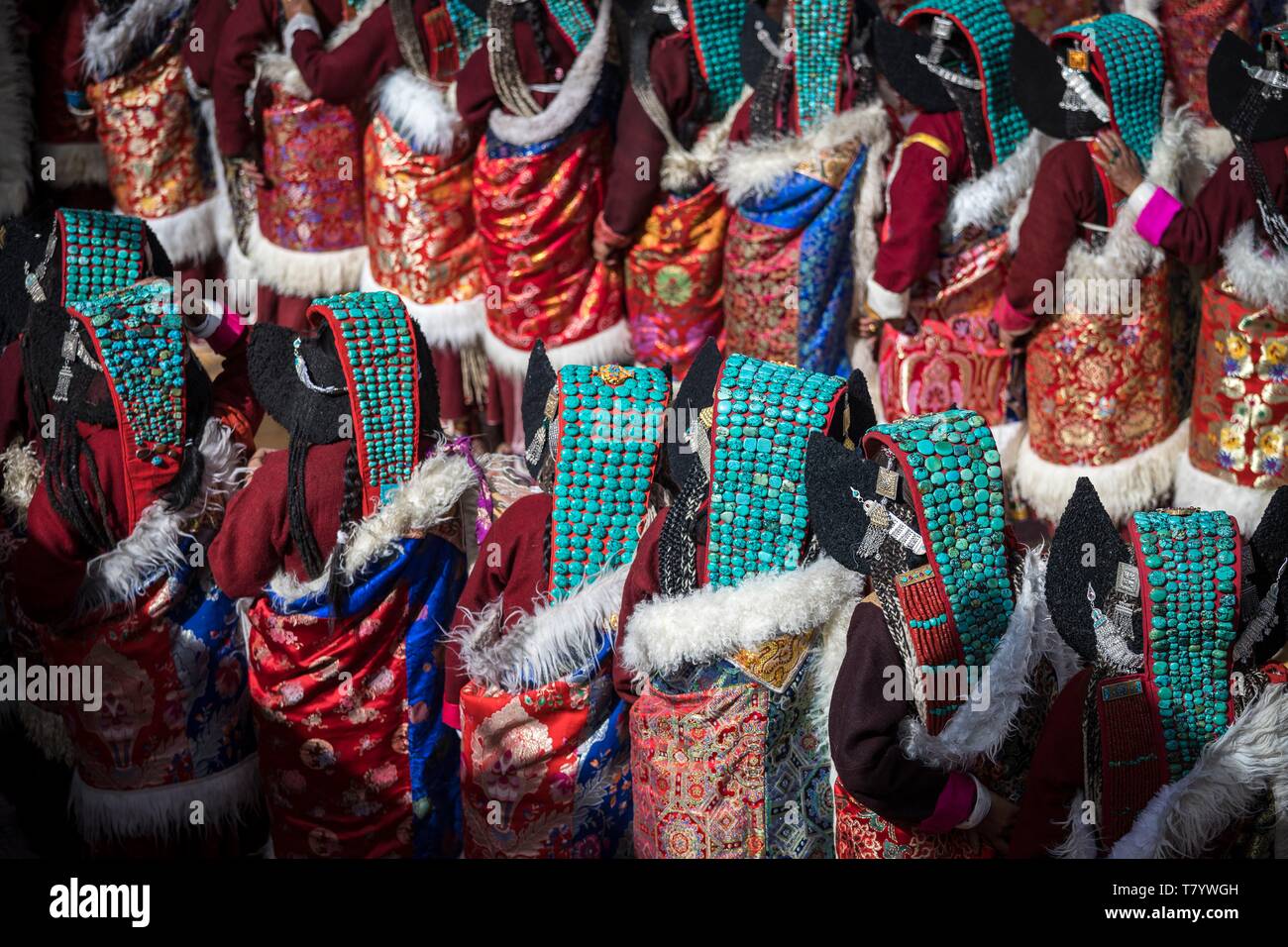 L'Inde, le Jammu-et-Cachemire, Ladakh, Hemis, Naropa festival de 2018, deux cent quatre-vingt-neuf femmes Ladakhie exécuté la danse de Shondol, enregistré dans le Guinness World Records comme le plus grand de la danse, les femmes portant des ladakhis, perak coiffure traditionnelle ornée de turquoises Banque D'Images