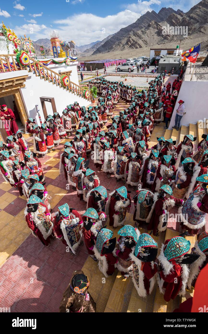 L'Inde, le Jammu-et-Cachemire, Ladakh, Hemis, Naropa festival de 2018, deux cent quatre-vingt-neuf femmes Ladakhie exécuté la danse de Shondol, enregistré dans le Guinness World Records comme le plus grand de la danse, les femmes portant des ladakhis, perak coiffure traditionnelle ornée de turquoises Banque D'Images