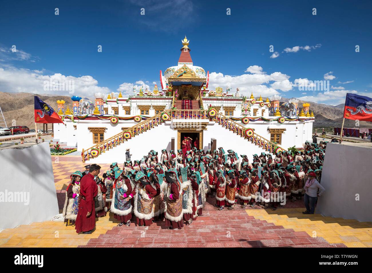L'Inde, le Jammu-et-Cachemire, Ladakh, Hemis, Naropa festival de 2018, deux cent quatre-vingt-neuf femmes Ladakhie exécuté la danse de Shondol, enregistré dans le Guinness World Records comme le plus grand de la danse, les femmes portant des ladakhis, perak coiffure traditionnelle ornée de turquoise, en face de la Naro Photang Banque D'Images