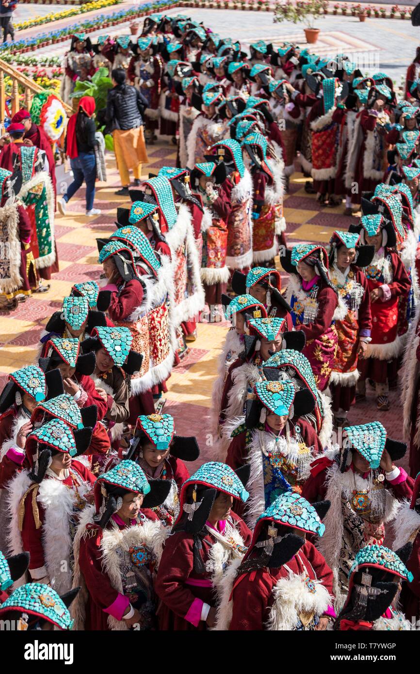 L'Inde, le Jammu-et-Cachemire, Ladakh, Hemis, Naropa festival de 2018, deux cent quatre-vingt-neuf femmes Ladakhie exécuté la danse de Shondol, enregistré dans le Guinness World Records comme le plus grand de la danse, les femmes portant des ladakhis, perak coiffure traditionnelle ornée de turquoises Banque D'Images