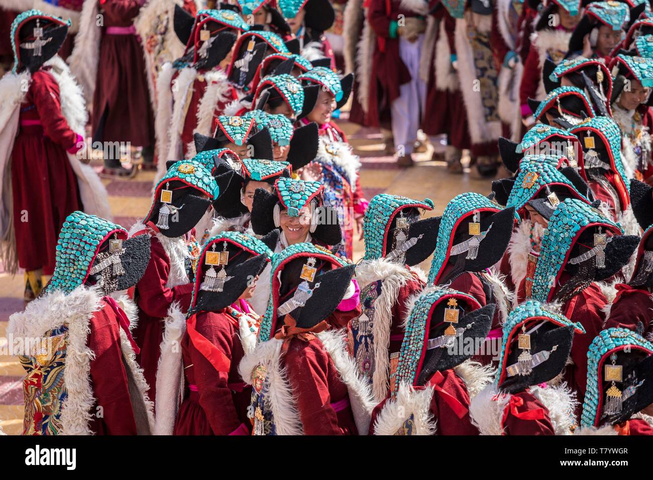 L'Inde, le Jammu-et-Cachemire, Ladakh, Hemis, Naropa festival de 2018, deux cent quatre-vingt-neuf femmes Ladakhie exécuté la danse de Shondol, enregistré dans le Guinness World Records comme le plus grand de la danse, les femmes portant des ladakhis, perak coiffure traditionnelle ornée de turquoises Banque D'Images