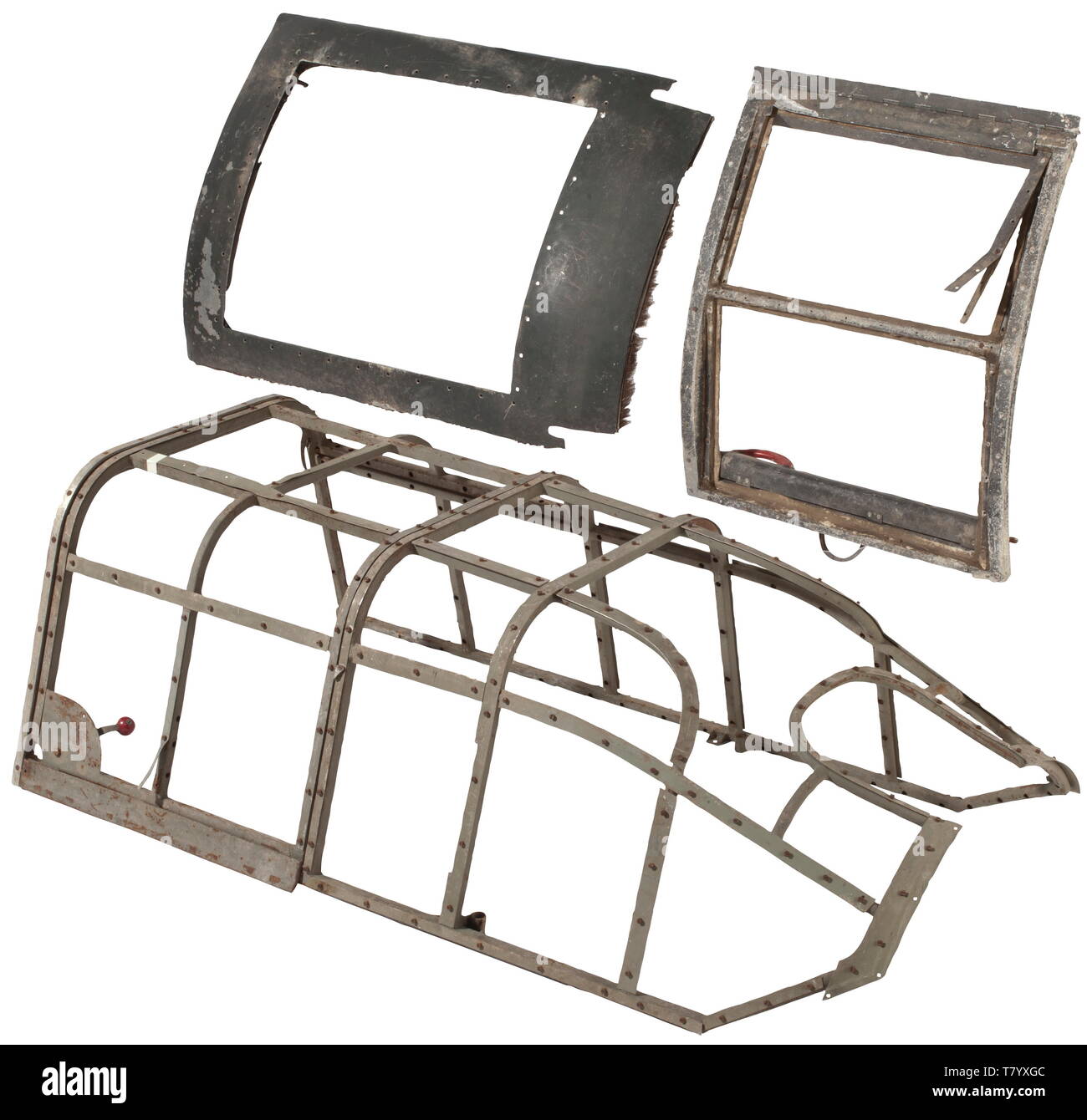 Les pièces d'aéronefs d'un destroyer M-110 grand cockpit trois pièces de l'avion légendaire, les composants fabriqués à partir de différents matériaux tels que le fer et d'aluminium, feuille, les articles avec plusieurs rivets et vis. Une partie dispose d'un grip latéral pour ouvrir le mécanisme de pilotage. Les pièces sont peintes en gris de la Luftwaffe, avec un peu amochée et zones usées. Dimensions de la section de pilotage 82 x 145 x 45 cm, avec l'évidement de la mitrailleuse de l'avion tireur, mitrailleur arrière couvrent 70 x 62 x 20 cm avec languette en cuir poignée et version d'urgence, hatch 100 x 70 x 13 cm. Les pièces sont de , Editorial-Use-seulement Banque D'Images