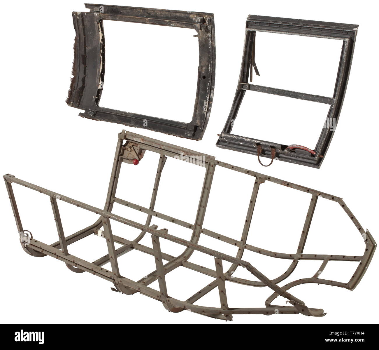 Les pièces d'aéronefs d'un destroyer M-110 grand cockpit trois pièces de l'avion légendaire, les composants fabriqués à partir de différents matériaux tels que le fer et d'aluminium, feuille, les articles avec plusieurs rivets et vis. Une partie dispose d'un grip latéral pour ouvrir le mécanisme de pilotage. Les pièces sont peintes en gris de la Luftwaffe, avec un peu amochée et zones usées. Dimensions de la section de pilotage 82 x 145 x 45 cm, avec l'évidement de la mitrailleuse de l'avion tireur, mitrailleur arrière couvrent 70 x 62 x 20 cm avec languette en cuir poignée et version d'urgence, hatch 100 x 70 x 13 cm. Les pièces sont de , Editorial-Use-seulement Banque D'Images