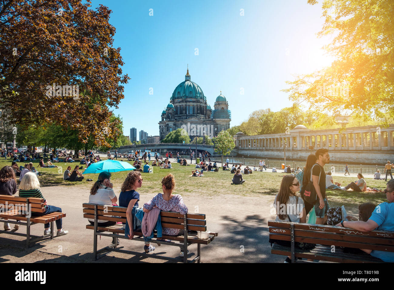 Berlin, Allemagne - Avril 2019 : Les gens en parc public sur une journée ensoleillée près de l'île aux musées et la cathédrale de Berlin Banque D'Images