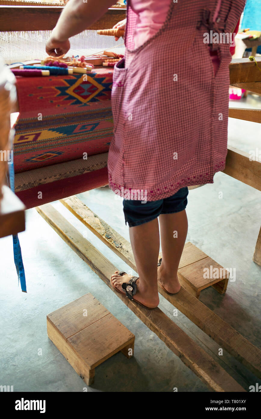 Vue arrière du Femme tissant un tapis sur une pédale à tisser. Teotitlan del Valle, Oaxaca, Mexique. Apr 2019 Banque D'Images