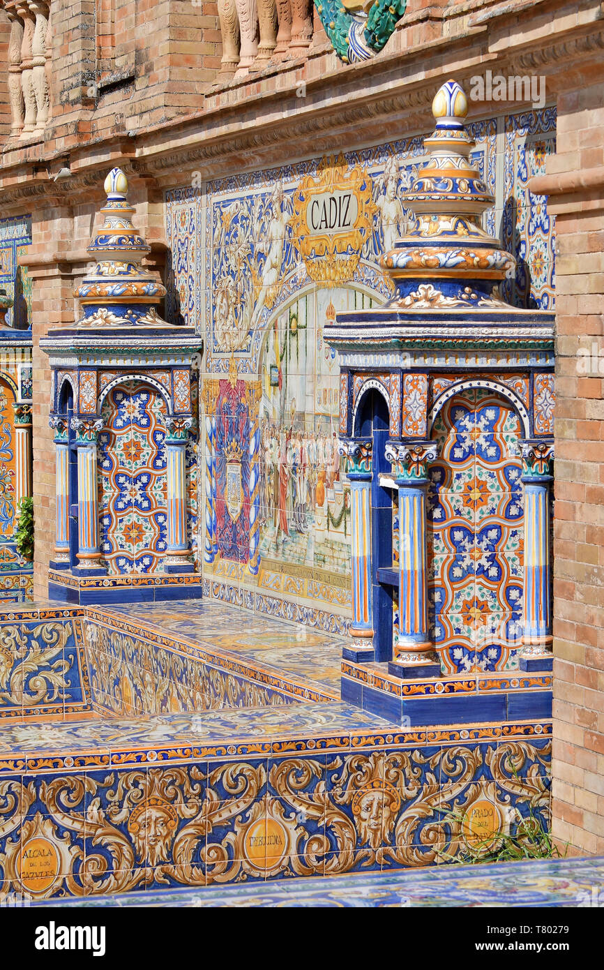 The tiled provincial alcoves along the walls of the plaza Banque de photographies et d’images à