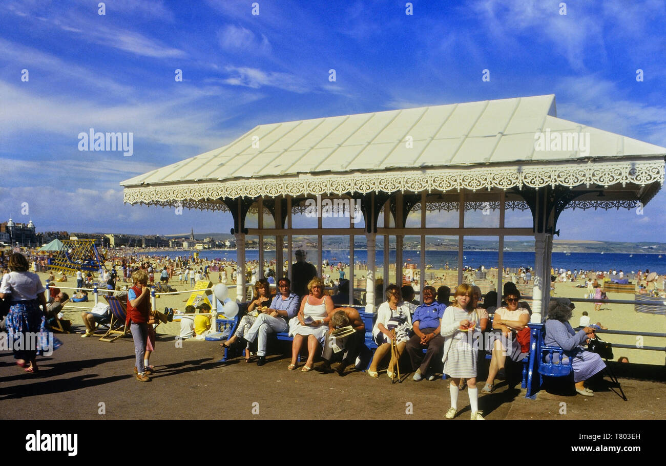 Esplanade victorienne Abris, Weymouth, Dorset, Angleterre, Royaume-Uni. Circa 1980 Banque D'Images