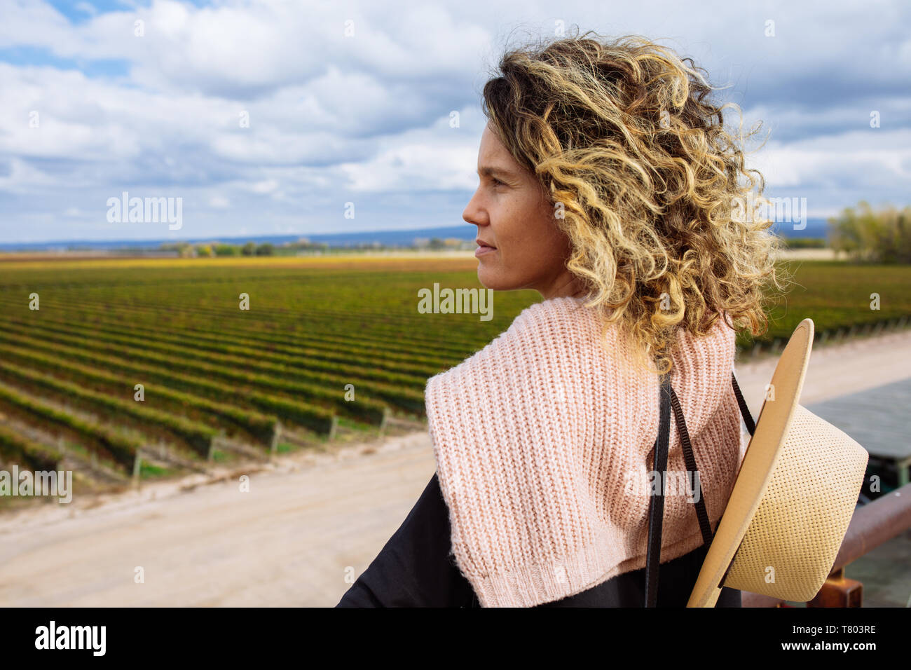 Caucasian woman dans son profil mi années '30 à à la vigne de la terrasse de Bodega Septima, Agrelo, Lujan de Cuyo, Mendoza, Argentine Banque D'Images