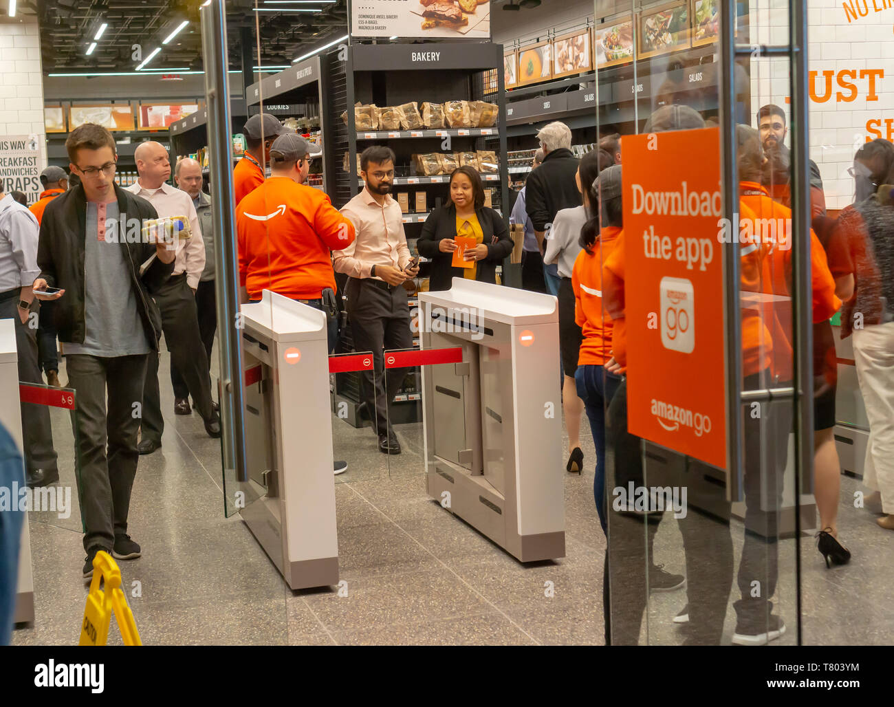 Les clients excités à la boutique Amazon Rendez-vous dans le magasin  Brookfield Place Mall à New York le jour de son inauguration, le mardi 7  mai 2019. Les 1300 pieds carrés magasin,