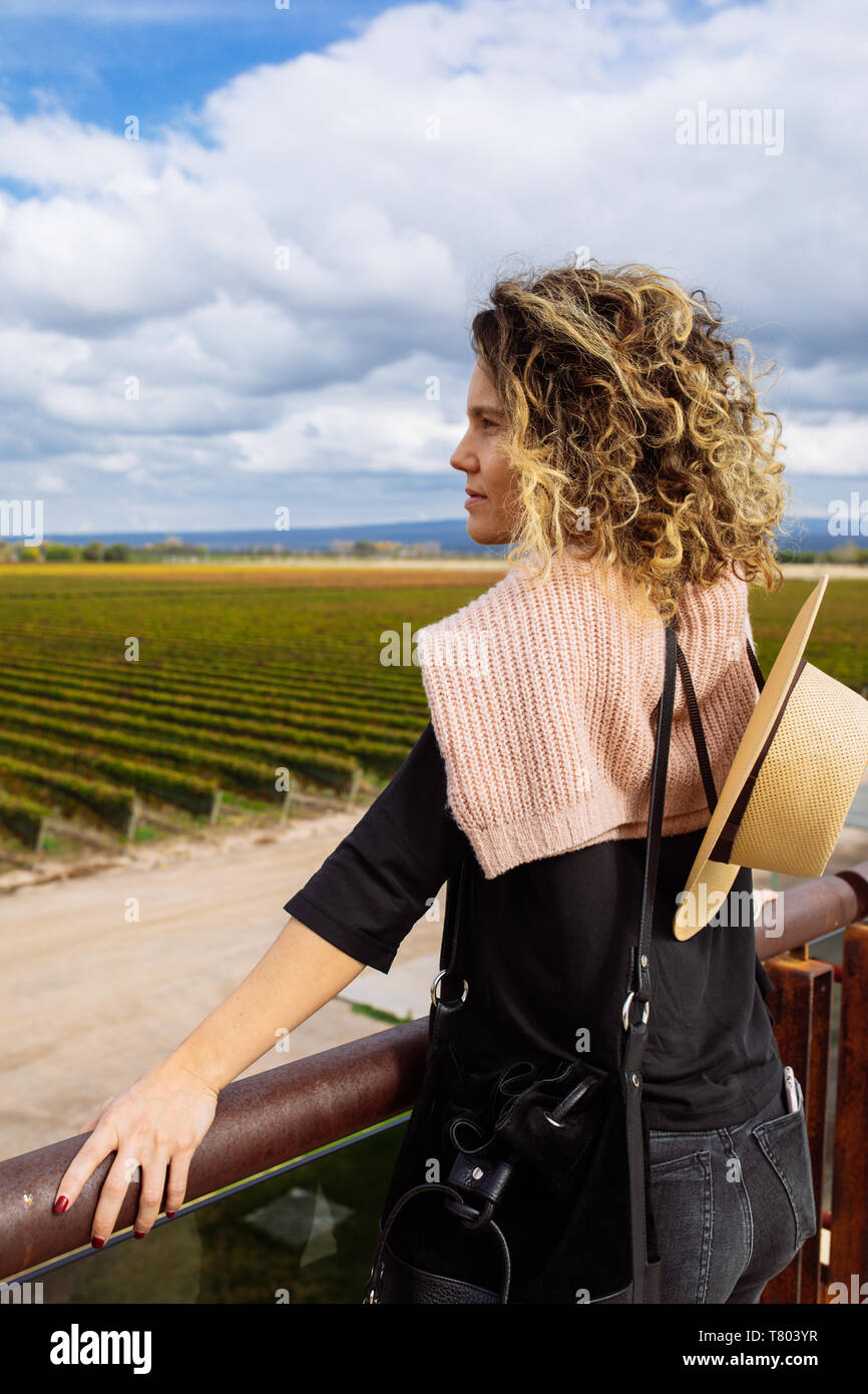 Caucasian woman dans son profil mi années '30 à à la vigne de la terrasse de Bodega Septima, Agrelo, Lujan de Cuyo, Mendoza, Argentine Banque D'Images