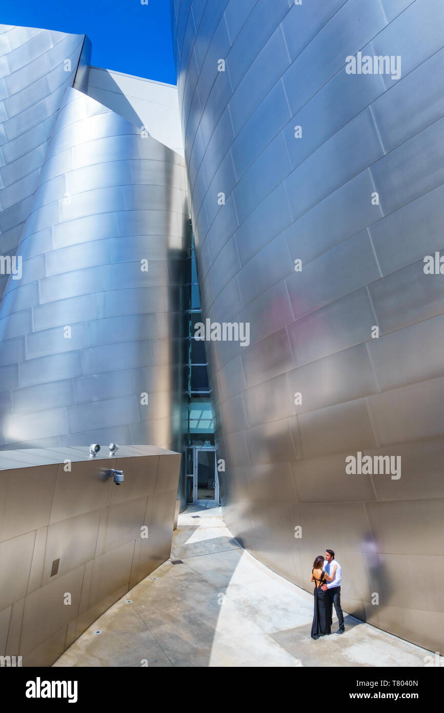 Un couple pose à l'extérieur du Walt Disney Concert Hall dans le centre-ville de Los Angeles, Californie, USA. Banque D'Images