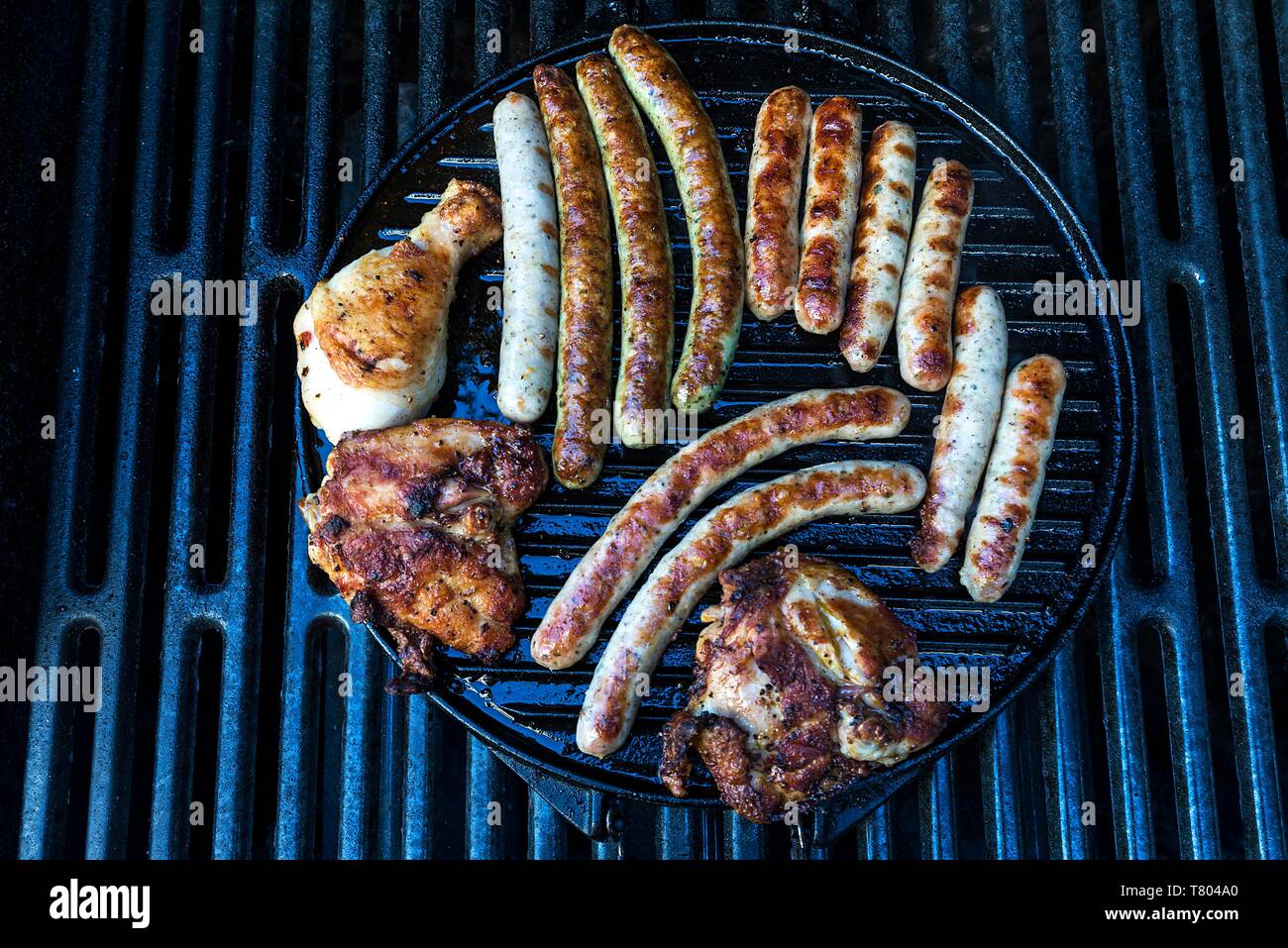 Saucisses grillées et la viande de dinde, la Turquie maillets sur la grille grid, Bavière, Allemagne Banque D'Images