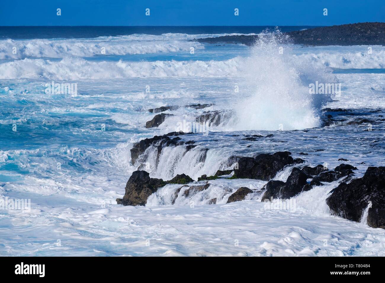 Surf moussant, côte rocheuse, près de la Santa près de Tinajo, Lanzarote, îles Canaries, Espagne Banque D'Images